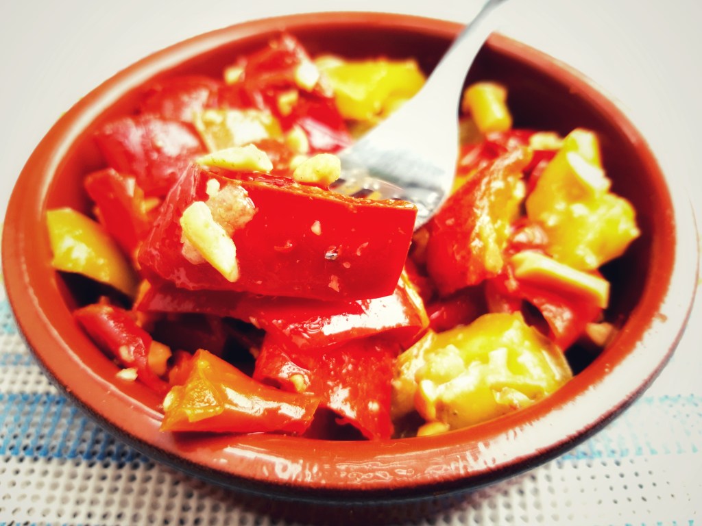 Salată vegană de ardei copți cu&nbsp;arahide