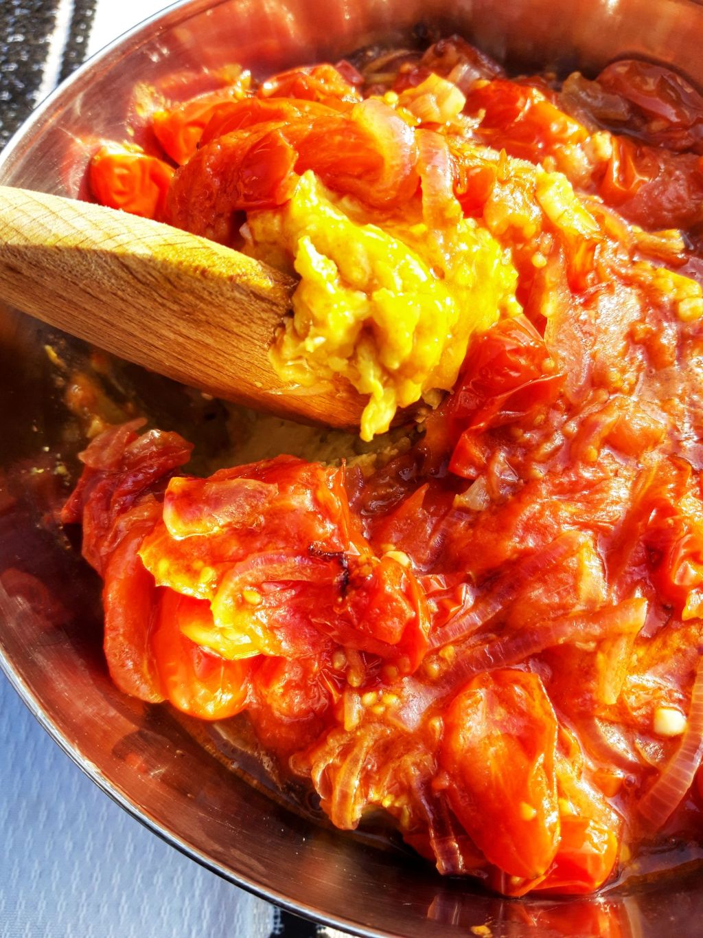 Fasole bătută cu mirodenii și&nbsp;roșii