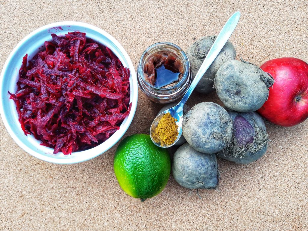 Salată de sfeclă crudă cu pește&nbsp;afumat