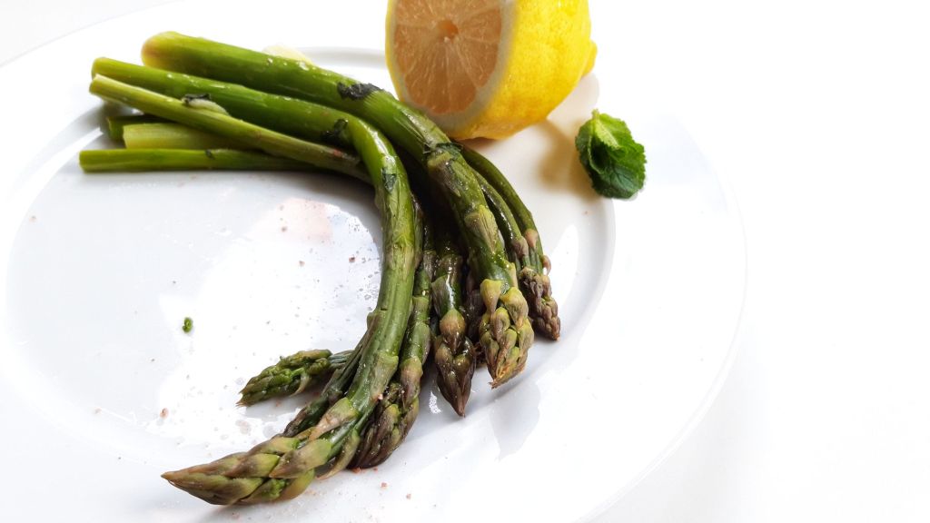 Sparanghel la abur, cu menta si&nbsp;usturoi