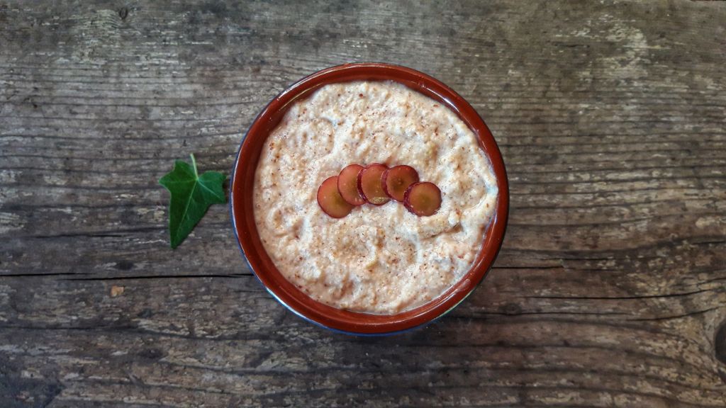 Supa rece de migdale cu&nbsp;usturoi