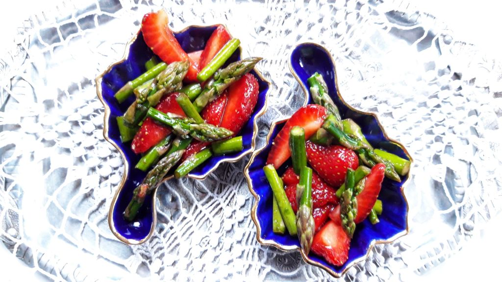 Salata de sparanghel cu&nbsp;capsuni