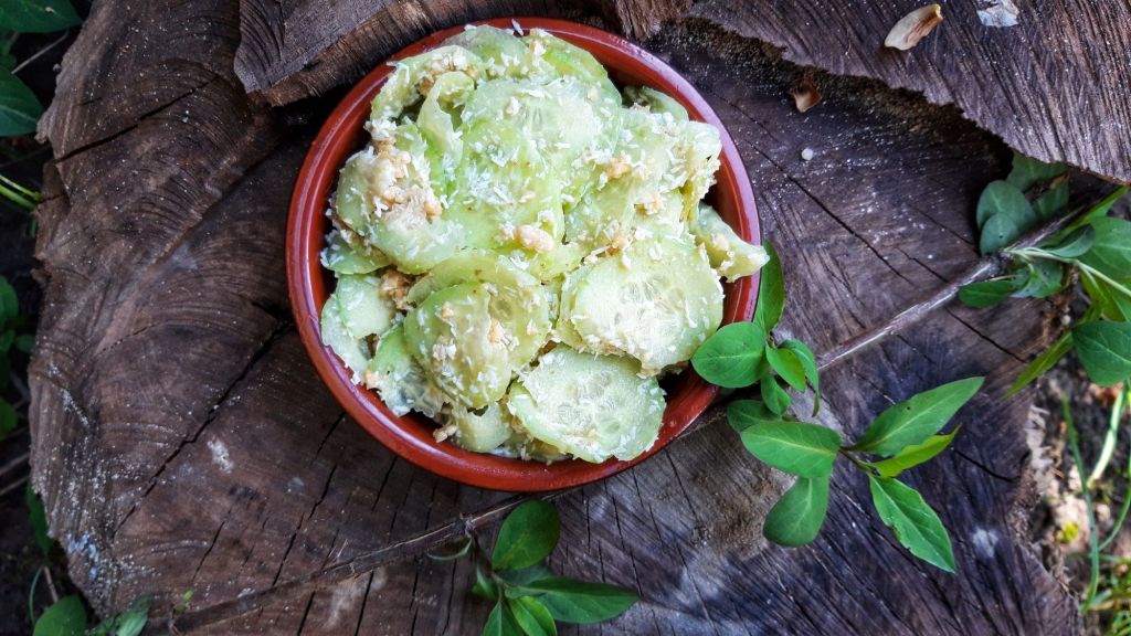 Salata de castravete cu arahide si&nbsp;cocos