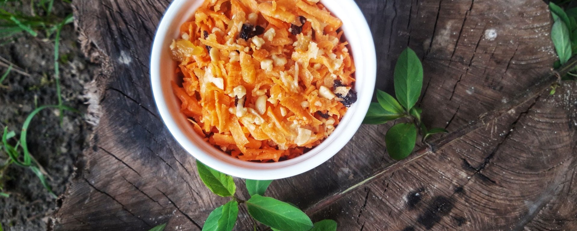 salata de morcovi cruzi cu arahide