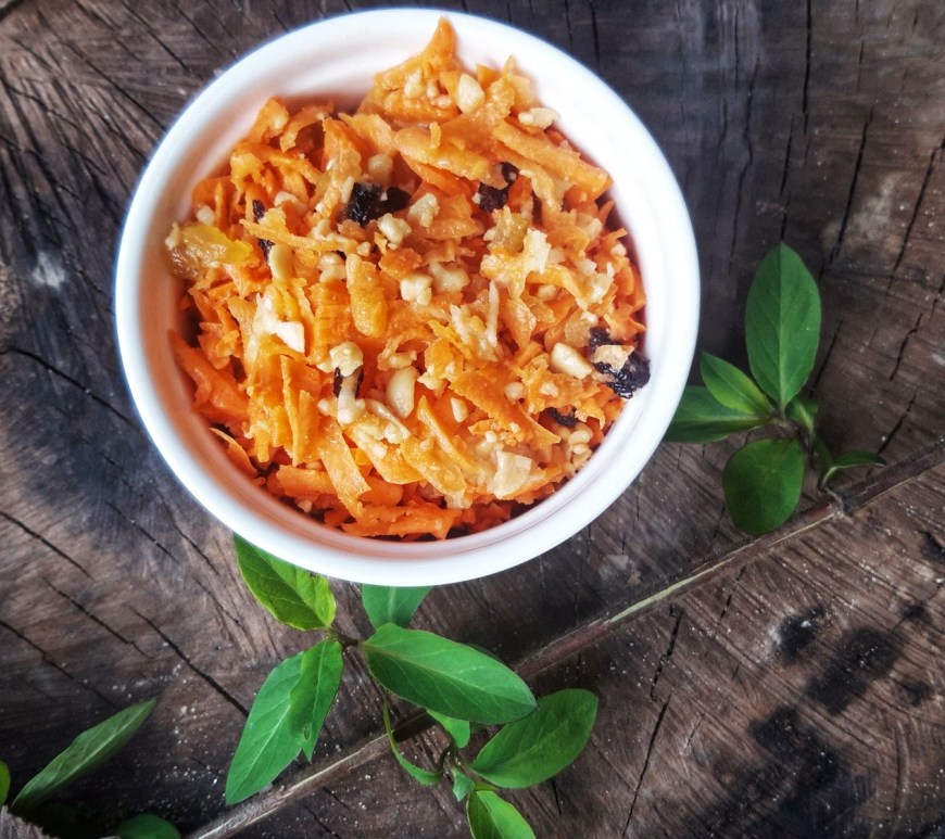 salata de morcovi cruzi cu arahide