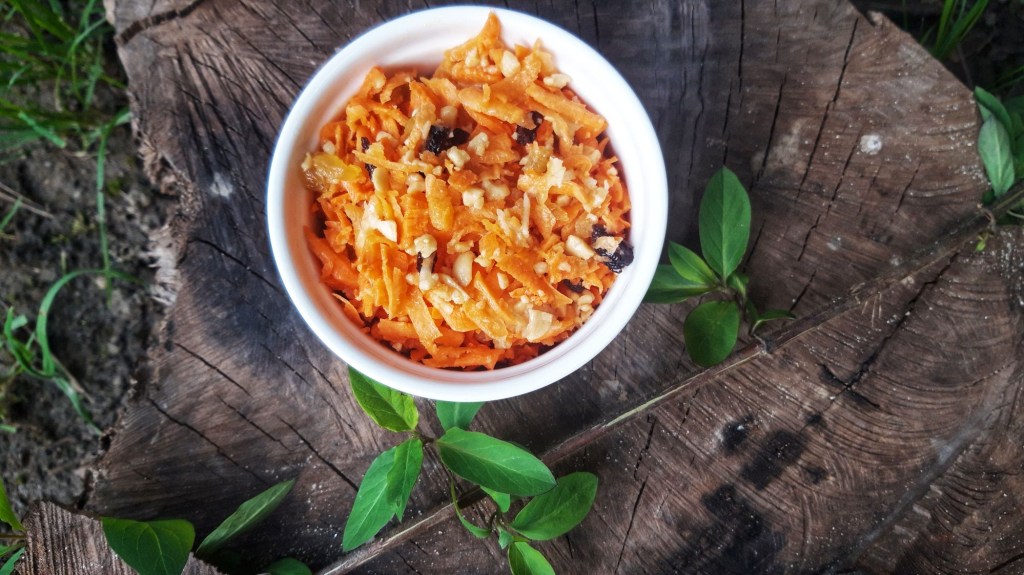 Salata de morcovi cu mar si&nbsp;alune